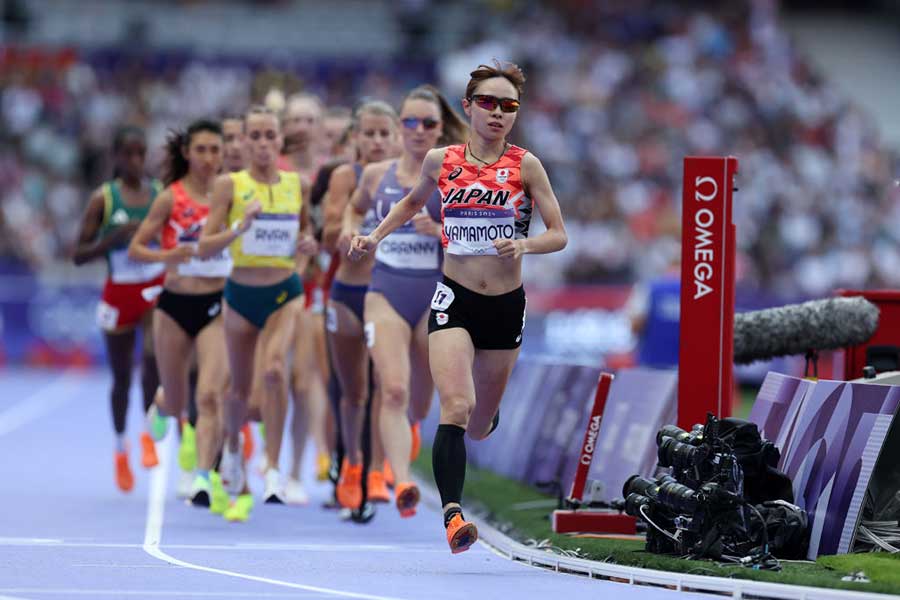 女子5000m予選で先頭を走る山本有真【写真：Getty Images】