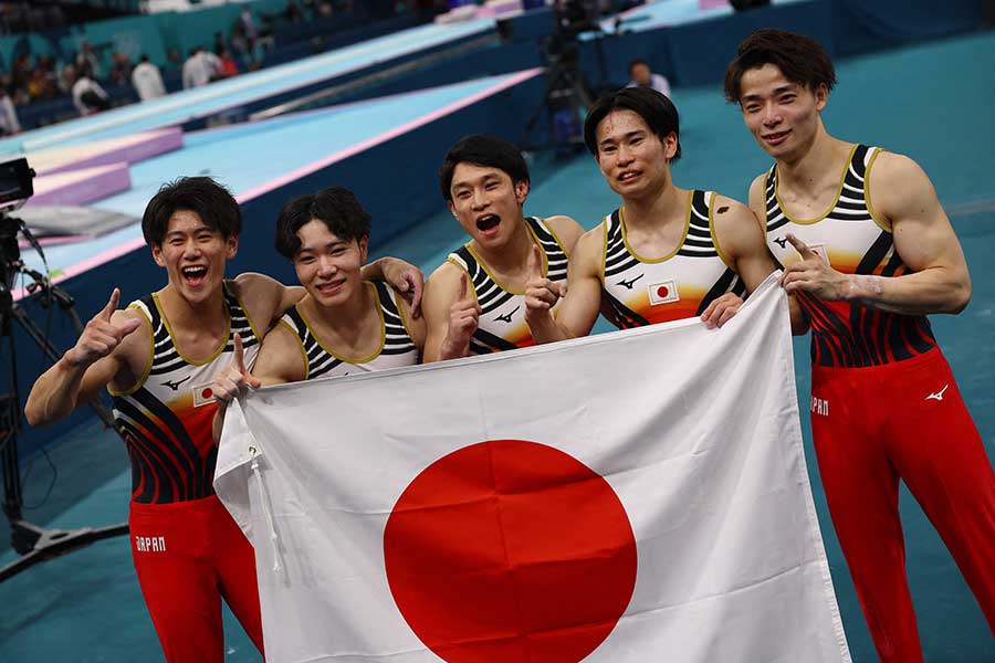 金メダルを獲得した体操男子日本代表【写真：ロイター】