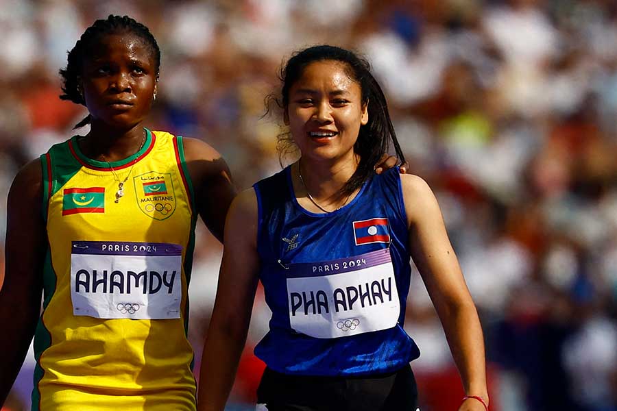 女子100メートル予備予選に出場したシリナ・パ・アハイ（右）【写真：ロイター】