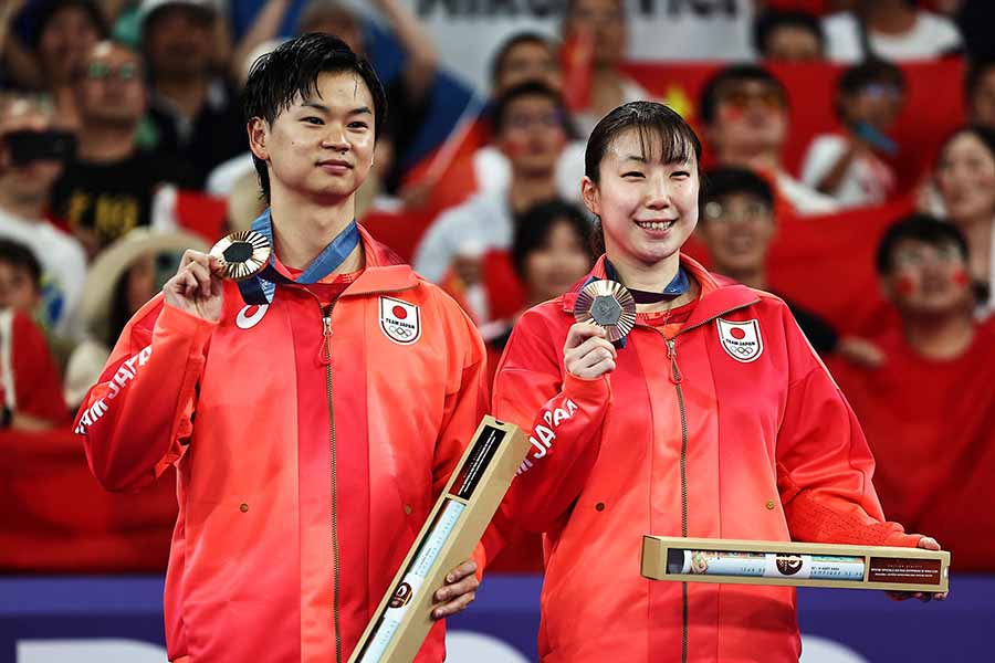 バドミントン混合ダブルスで銅メダルを獲得した渡辺勇大、東野有紗組【写真：Getty Images】