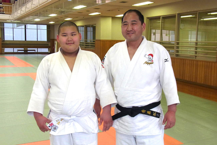 全国小学生合宿での斉藤立（左）と斉藤仁強化委員長（2013年）【写真：荻島弘一】