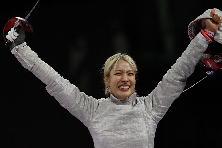 パリ五輪フェンシング女子サーブル団体戦で銅メダルを獲得した江村美咲【写真：ロイター】