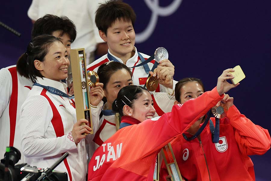 パリ五輪で話題となっているメダリストの自撮りシーン（写真はバドミントン女子ダブルスの表彰式）【写真：ロイター】