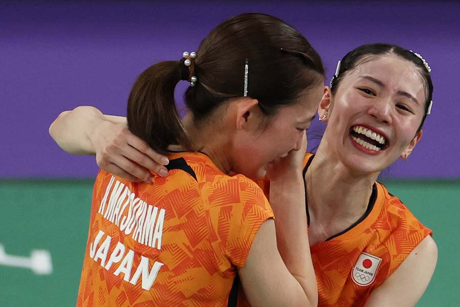 3位決定戦で勝利し松山奈未と抱き合う志田千陽【写真：ロイター】