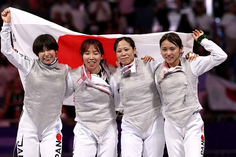 パリ五輪のフェンシング女子フルーレ団体で日本は銅メダルを獲得【写真：ロイター】