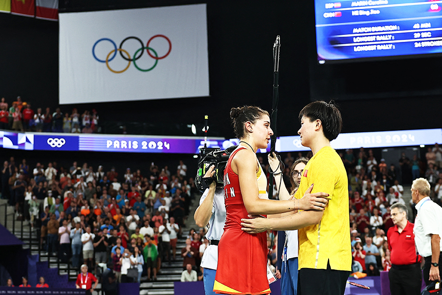 女子バドミントン準決勝で対戦したスペインのカロリナ・マリンと中国の何氷嬌【写真：ロイター】