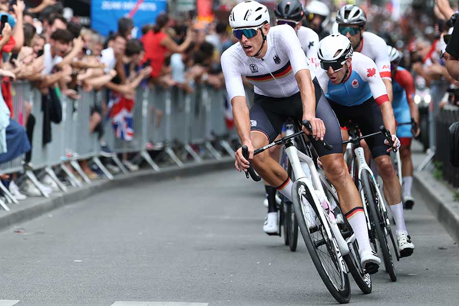 男子個人ロードレースに出場したニルス・ポリッツ（手前）【写真：Getty Images】