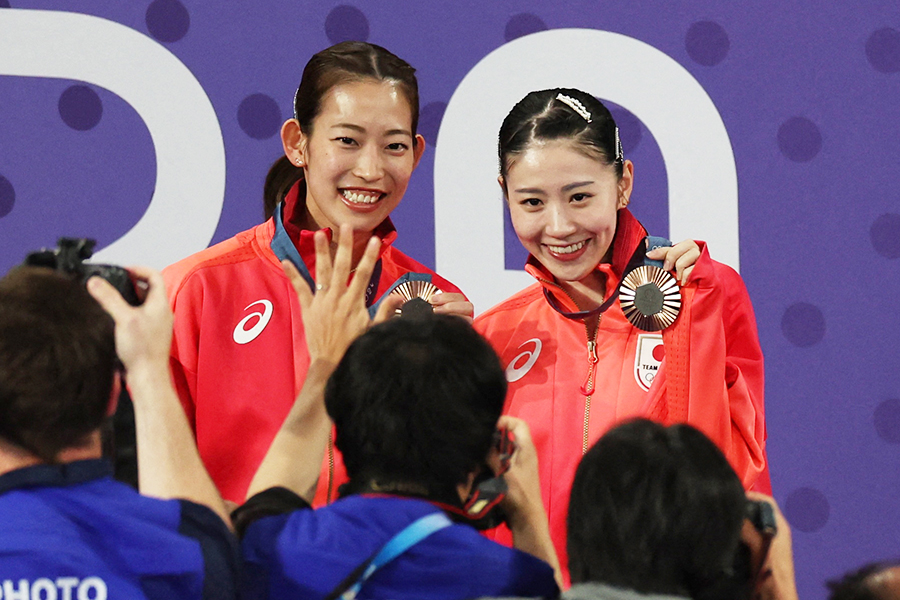 銅メダルを獲得した志田千陽、松山奈未組【写真：ロイター】