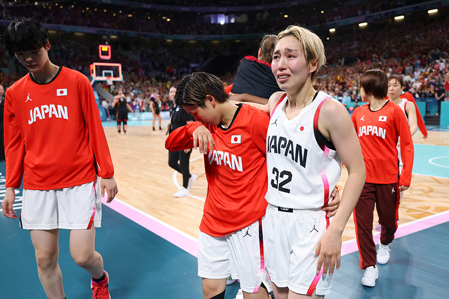 3戦全敗で敗退が決まり、肩を落とす女子バスケットボール日本代表【写真：Getty Images】