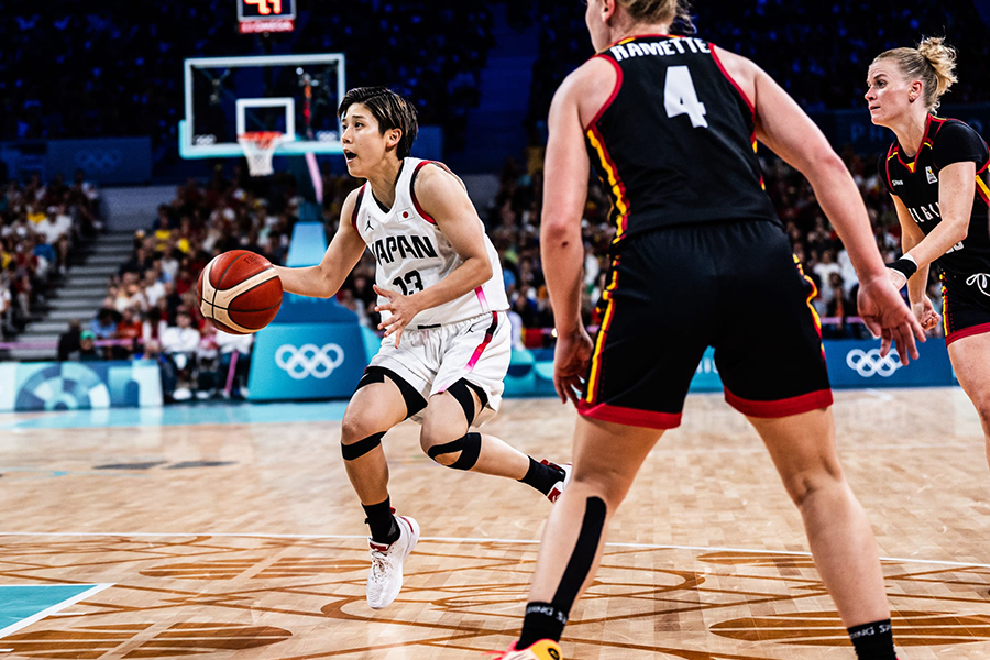 ベルギー戦、ドリブルで切り込んでいく町田瑠唯【写真：FIBA提供】