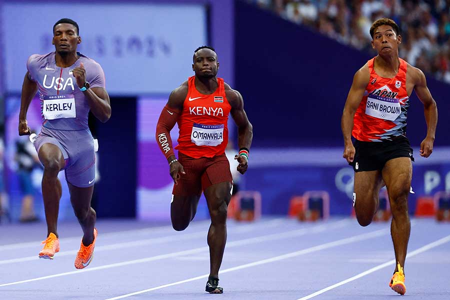 陸上男子100メートル準決勝で走るサニブラウン・ハキーム（右）【写真：ロイター】