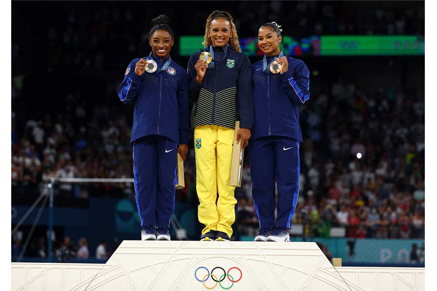 体操女子の種目別床決勝で表彰台に立った3人【写真：ロイター】