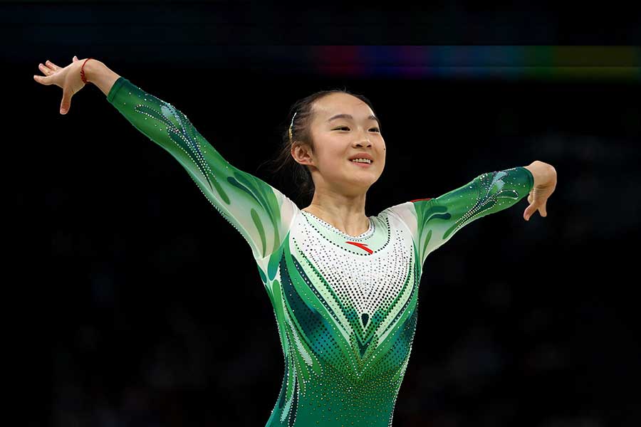 体操女子の種目別平均台決勝で演技する周雅琴【写真：ロイター】