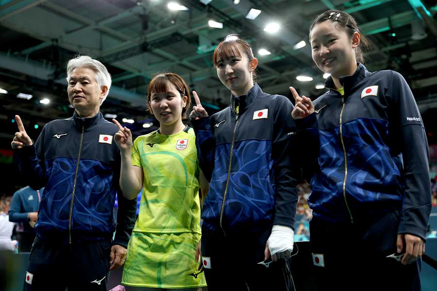 卓球の女子団体1回戦でストレート勝ちし笑顔を見せる張本美和（右）ら日本代表【写真：Getty Images】