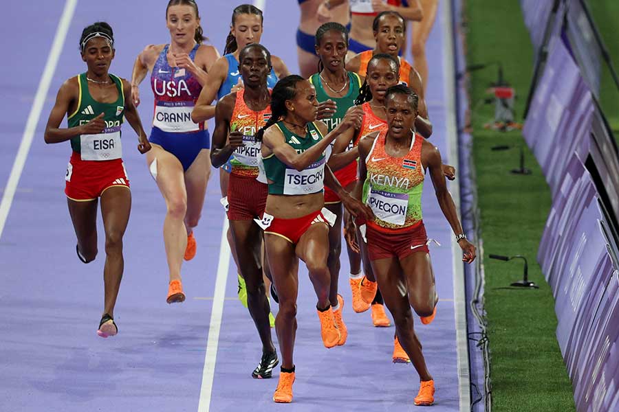 女子5000メートル決勝で接触したキピエゴン（前右）とツェゲイ（前左）【写真：ロイター】