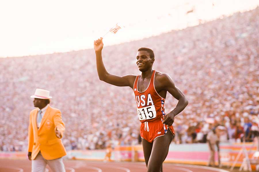 1984年のロサンゼルス大会の100メートルを制したカール・ルイス【写真：Getty Images】