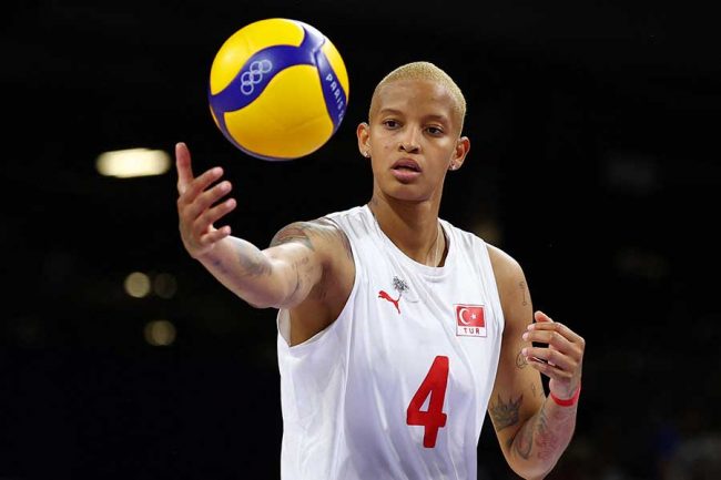 五輪女子バレーで驚異の42得点 モデルも務めるトルコエースに日本人虜