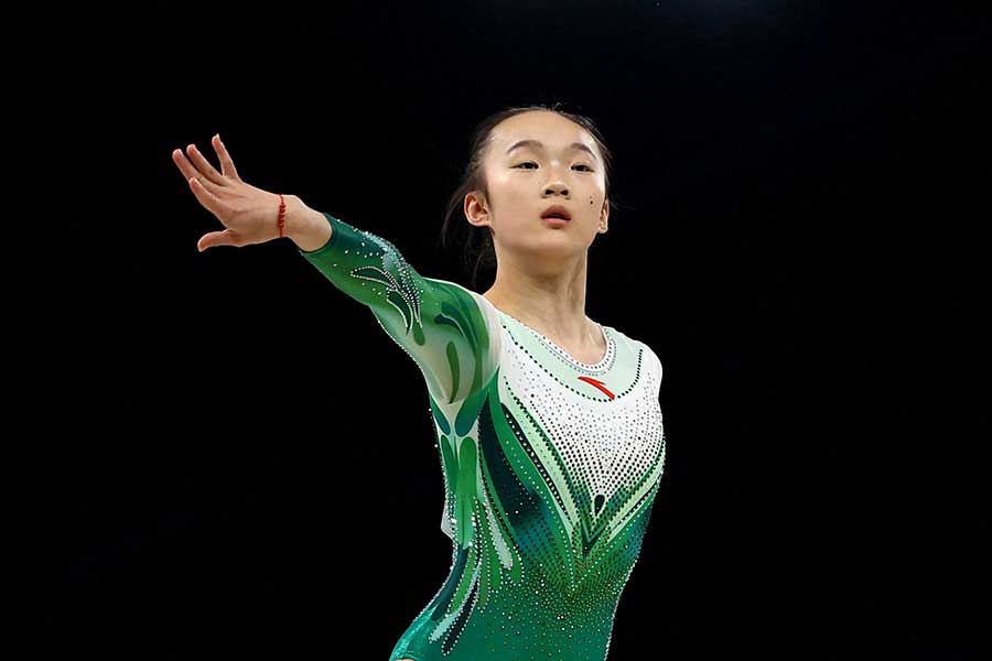 体操女子の種目別平均台決勝で演技する周雅琴【写真：ロイター】