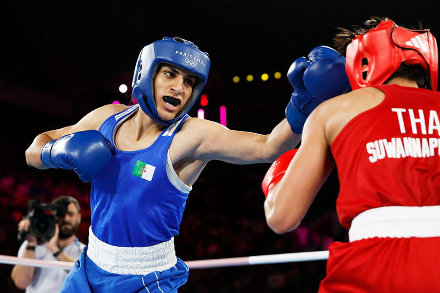 ボクシング女子66キロ準決勝、スワンナーペンにパンチを当てるイマネ・ケリフ【写真：ロイター】