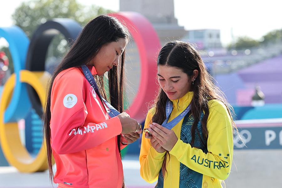 スケートボード女子パークで銀メダルを獲得した開心那（左）と金メダルを獲得したアリサ・トルー【写真：ロイター】