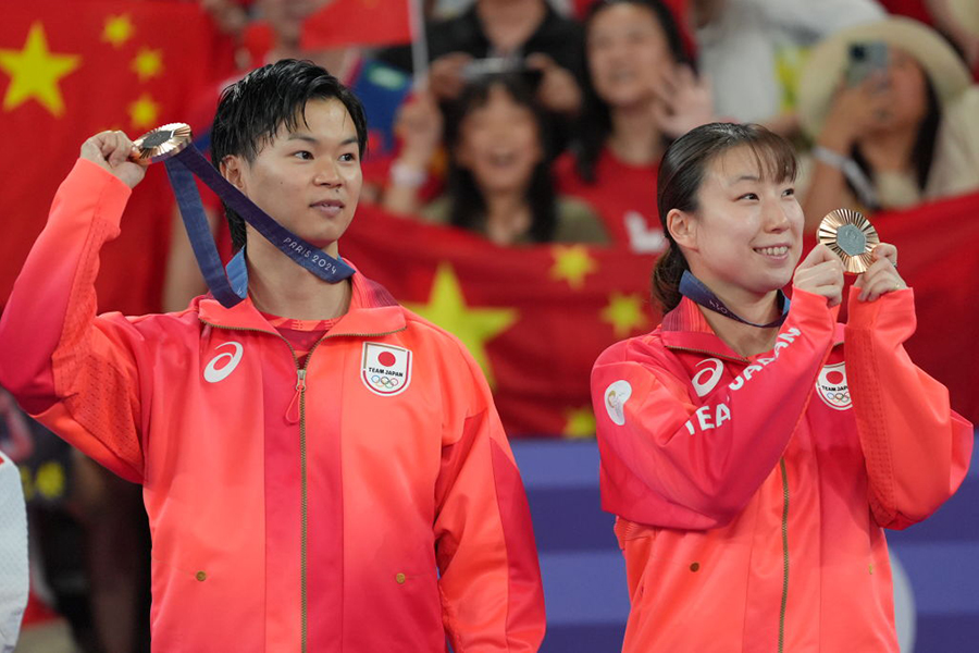 バドミントン混合ダブルスで銅メダルを獲得した渡辺勇大、東野有紗ペア【写真：Getty Images】