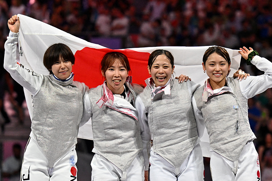 女子フルーレ団体で銅メダルを獲得した日本代表【写真：ロイター】