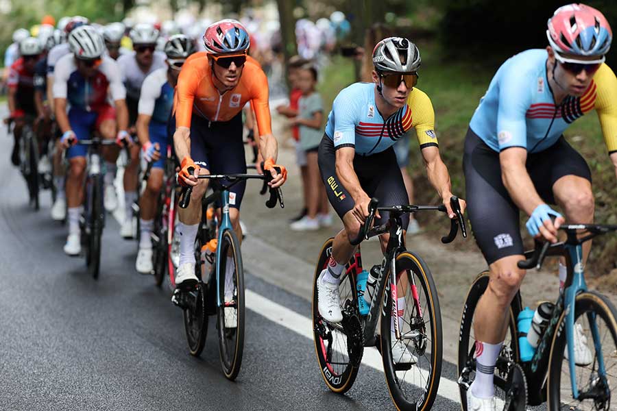 パリ五輪で行われた自転車のロードレース【写真：ロイター】