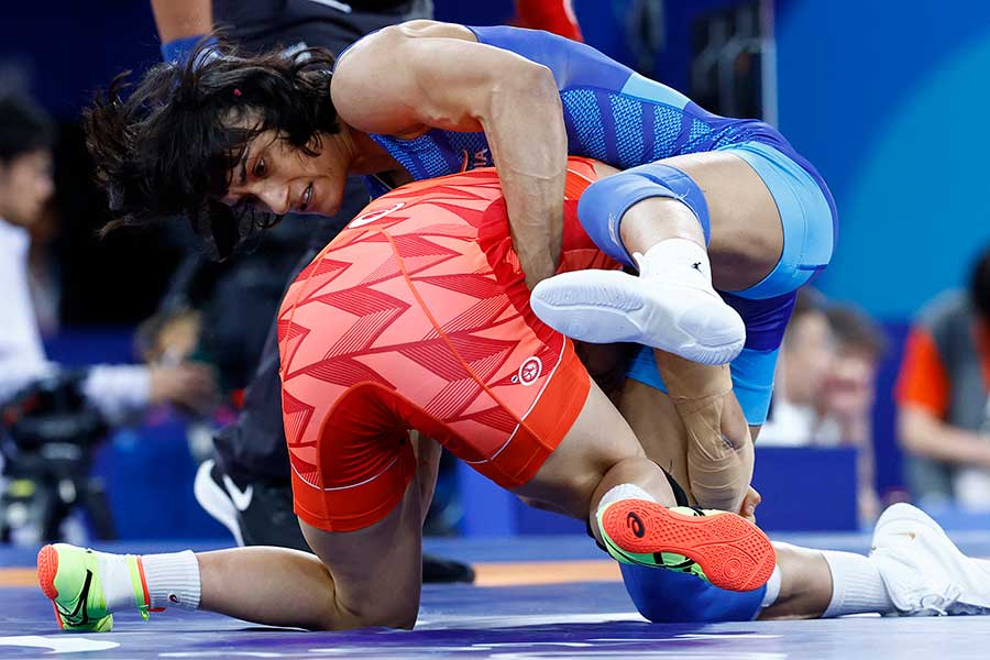 レスリング女子フリースタイル50キロ級で須崎優衣に勝利したビネシュ（青）【写真：ロイター】