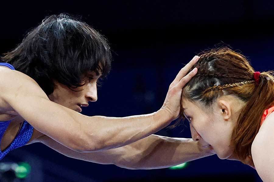 レスリング女子フリースタイル50キロ級で須崎優衣に勝利したビネシュ（左）【写真：ロイター】