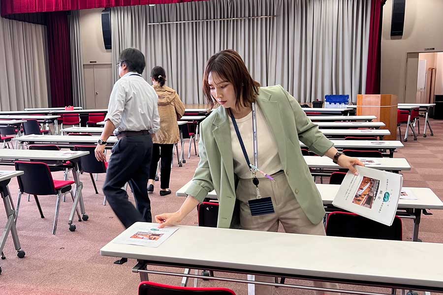 今は松阪市役所の職員として忙しく働く土性沙羅さん【写真：本人提供】