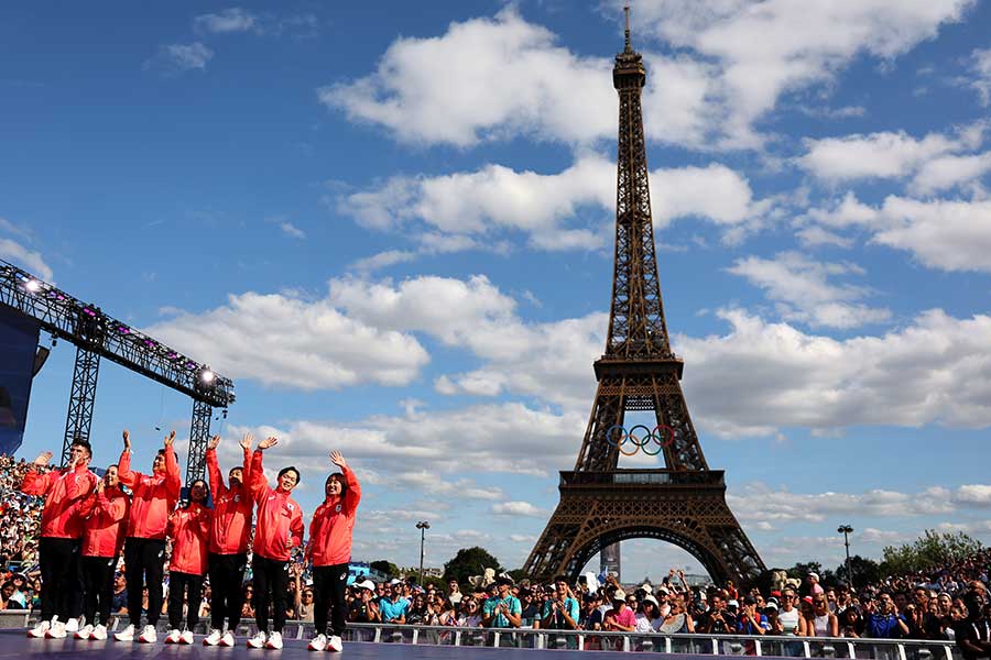  2022年北京冬季五輪フィギュアスケート団体のメダル授与式に出席した日本代表【写真：Getty Images】