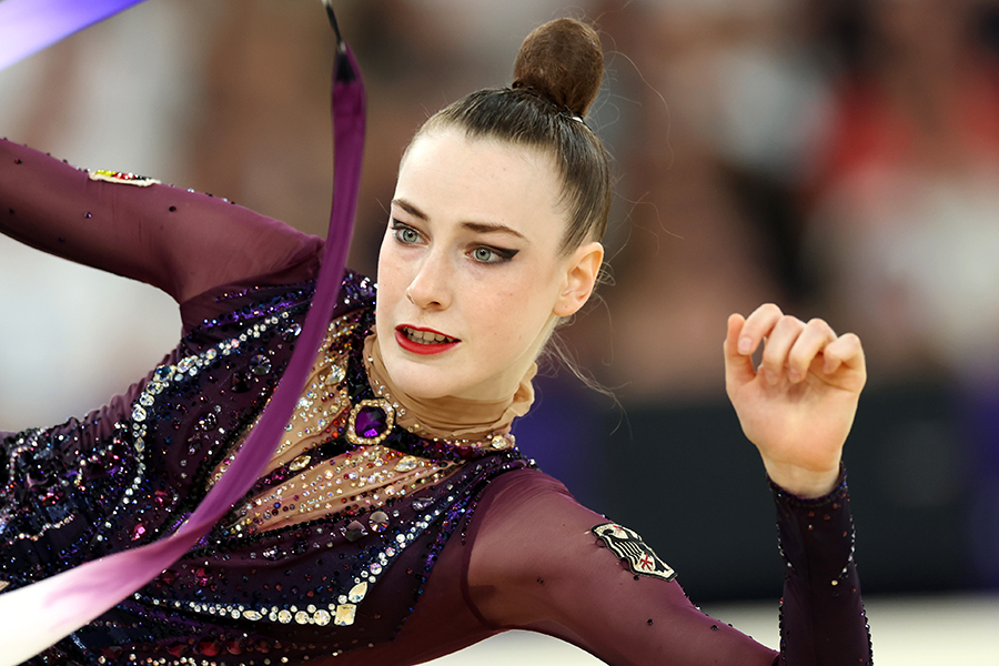 新体操の女子個人総合予選、リボンの演技をするダリア・バルフォロメーエフ【写真：Getty Images】