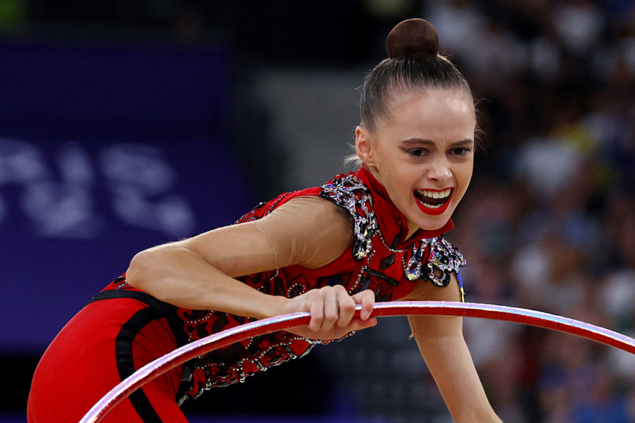 新体操の女子個人総合決勝でフープ演技をするタイシア・オノフリチュク【写真：ロイター】