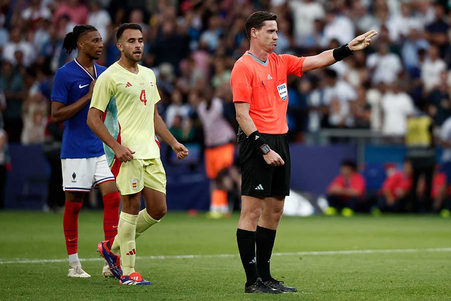 男子サッカー決勝で起きた珍事が話題となっている【写真：ロイター】