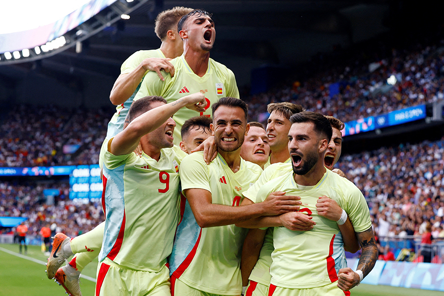 サッカー男子決勝、得点に歓喜するスペイン代表【写真：ロイター】