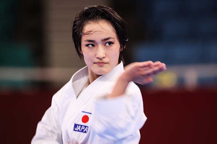 「世界一美しい形」と評され、東京五輪で銀メダルを獲得した清水さん【写真：Getty Images】