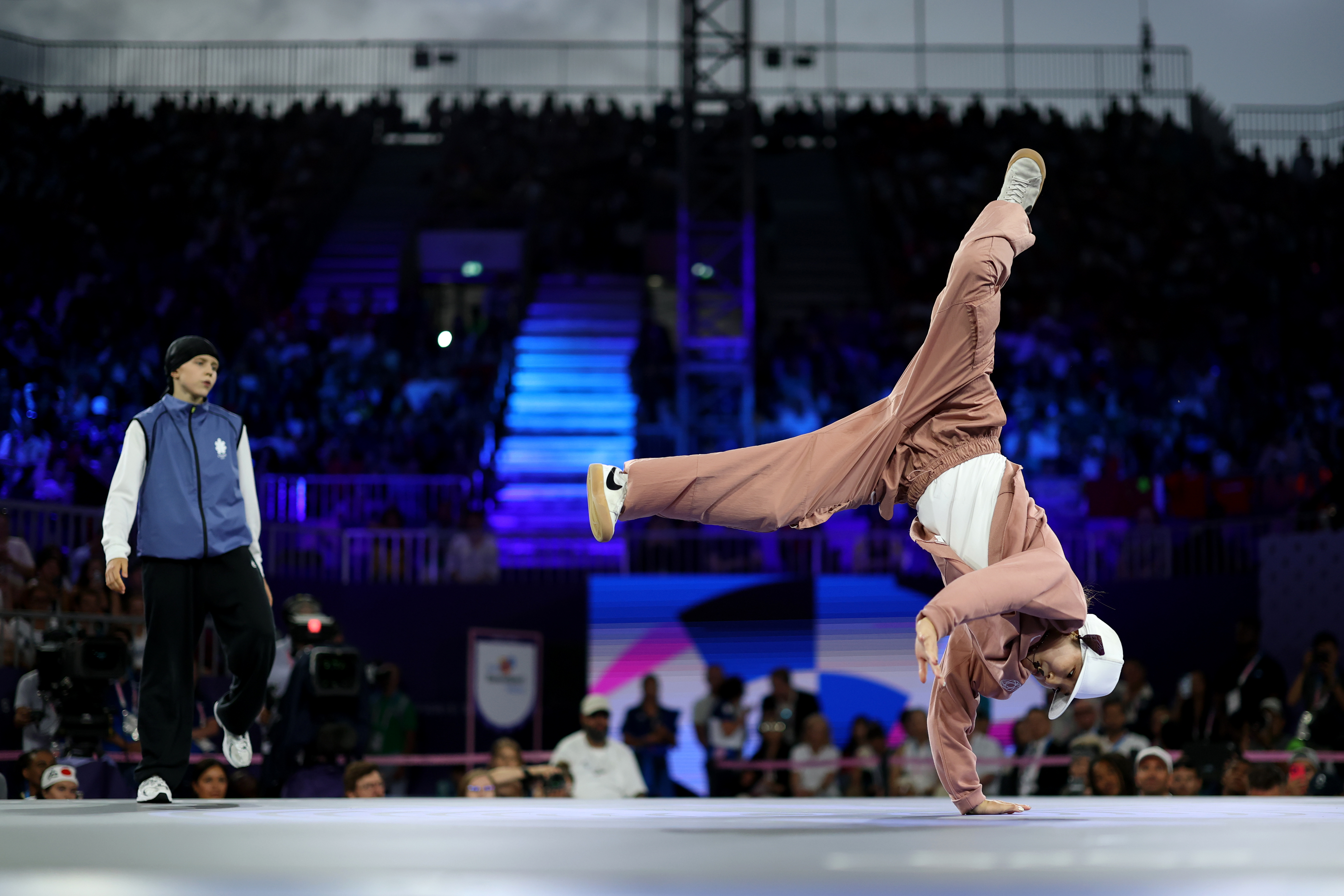 決勝でムーブを披露するAMI（右）、新競技のブレイキンに会場は盛り上がった【写真：Getty Images】