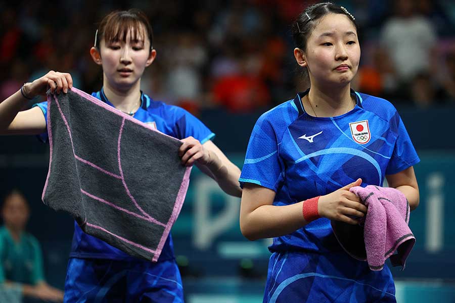 卓球女子団体決勝戦で、中国と対戦した卓球女子日本代表【写真：ロイター】