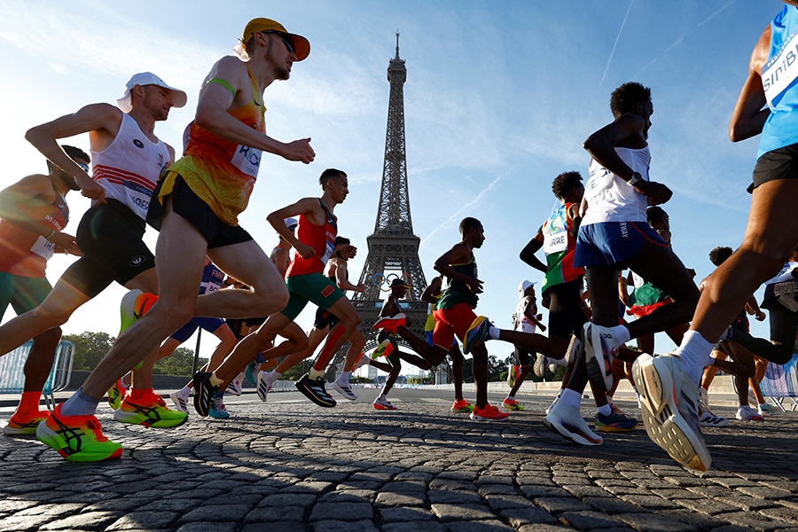 パリ市庁舎～アンバリッドの42.195キロで行われた男子マラソン【写真：ロイター】