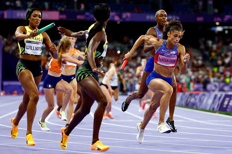 陸上女子4×400メートルリレー決勝でバトンパスするジャマイカ代表【写真：ロイター】