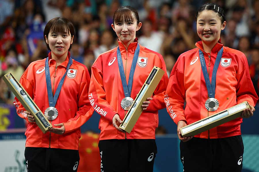 女子団体で銀メダルを獲得した日本【写真：ロイター】