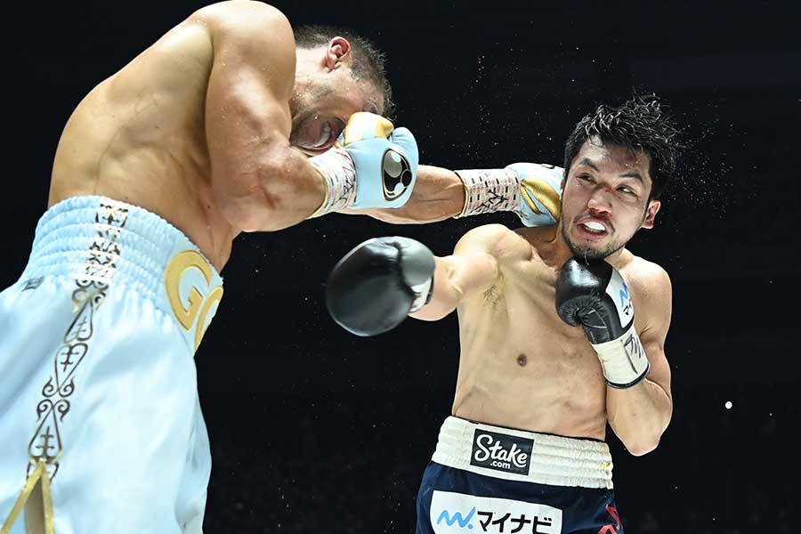 2022年4月のゲンナジー・ゴロフキン戦で打ち合う村田諒太氏（右）【写真：産経新聞社】