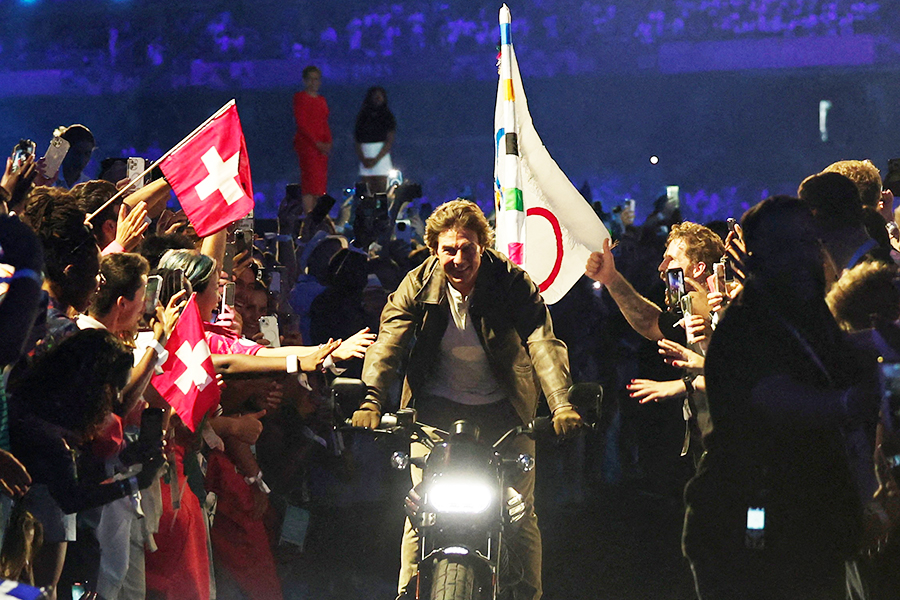 パリ五輪閉会式、バイクで駆け抜けるトム・クルーズ【写真：ロイター】