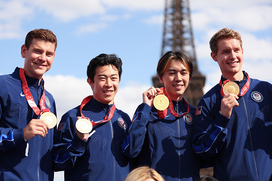 2022年冬季北京五輪のメダル授与式に参加したネイサン・チェン（左から2番目）【写真：Getty Images】