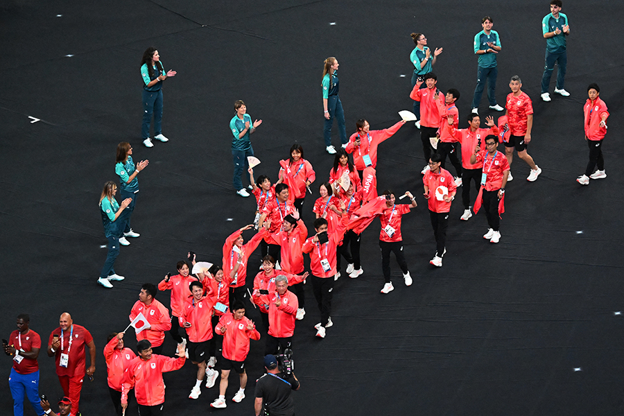 パリ五輪閉会式に参加した日本選手団【写真：ロイター】