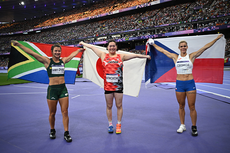 女子やり投げで金メダルを獲得した北口榛花（中央）【写真：ロイター】