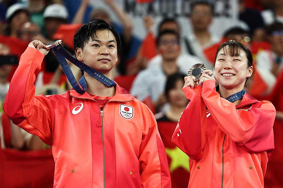 バドミントン混合ダブルスで銅メダルを獲得した渡辺勇大（左）と東野有紗【写真：ロイター】