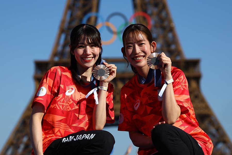 パリ五輪のバドミントン女子ダブルスで銅メダルを獲得した志田千陽（左）と松山奈未【写真：ロイター】