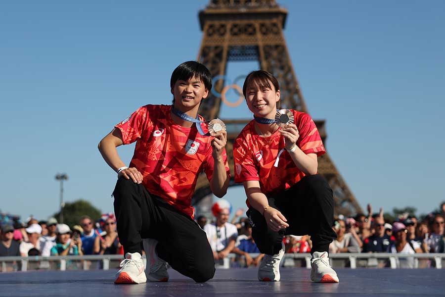 パリ五輪のバドミントン混合ダブルス銅メダルの渡辺勇大・東野有紗【写真：Getty Images】