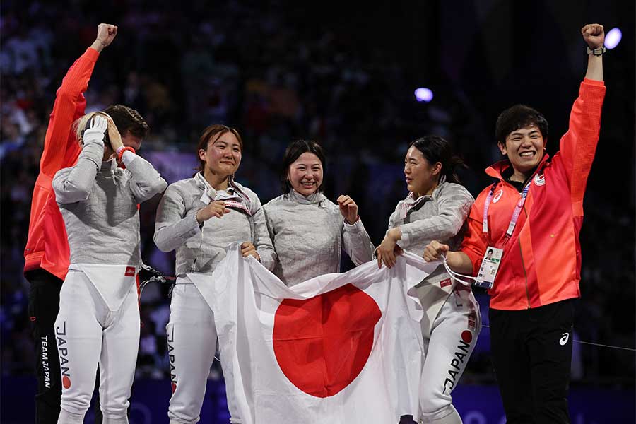 フェンシング女子サーブル団体で銅メダルを獲得した日本代表【写真：ロイター】